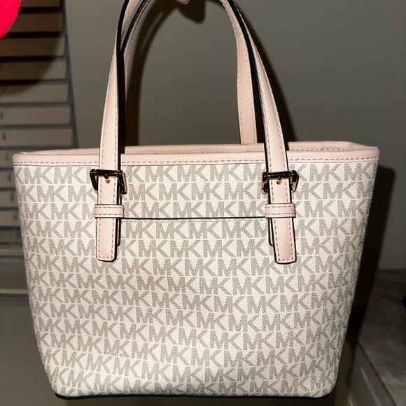 Michael Kors purse in like new condition - Picture 2 of 3